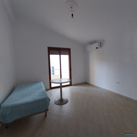 jepet-shtepi-31-me-qera-kati-i-3-i-nje-vile-me-hapesira-te-bollshme-tek-vilat-gjermaneqytet-studenti-tirane-big-3