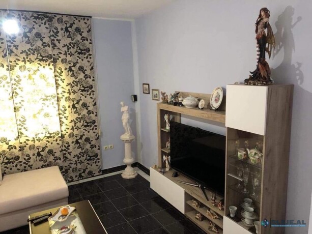 jepet-me-qera-super-vile-afer-universreklama-tirane-big-4