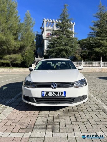 vw-jetta-25-benzingaz-2013-big-3