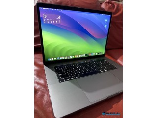 Macbook i7 / 32 gb ram / ssd 256/ 15.4 inch