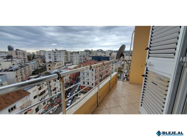 jepet-me-qera-apartament-212-ne-qender-te-durresit-big-1