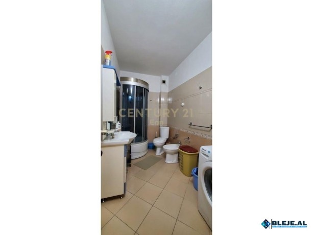 jepet-me-qera-apartament-212-ne-qender-te-durresit-big-7