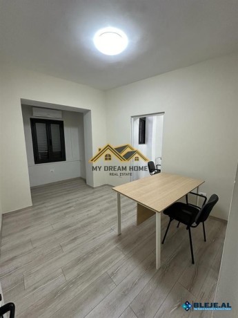 jepet-me-qira-apartament-ne-qender-te-durresit-big-0