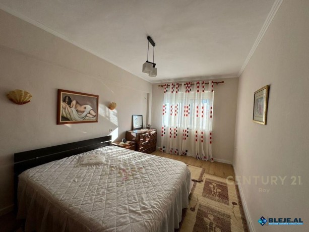 jepet-me-qera-apartament-21-post-parkimi-ne-qender-te-durr-big-3