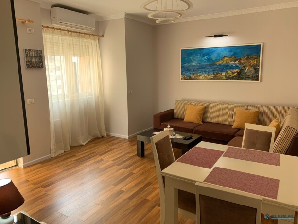 jepet-me-qera-21-afer-ish-stacionit-trenit-tirane-big-0