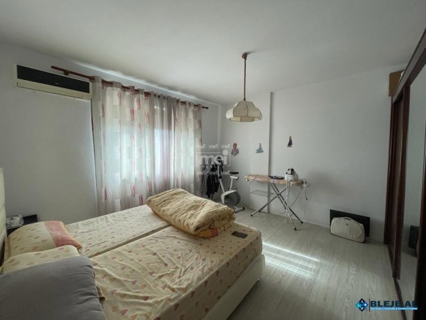 shitet-apartament-312-me-kuzhine-te-vecuar-ne-qender-big-0