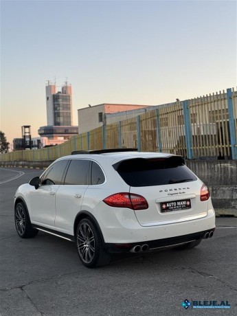 porsche-cayenne-turbo-benzin-gas-prise-big-3