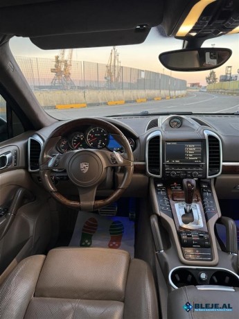 porsche-cayenne-turbo-benzin-gas-prise-big-4